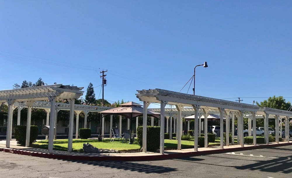 Sunrise Inn Turlock - photo 24