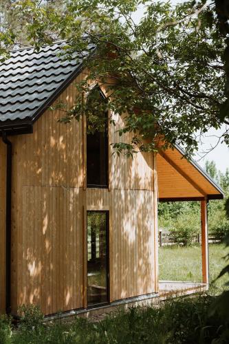 Domek Pod Laskiem DomkinadBugiem jaccuzzi na życzenie wspólne dla 2 domków — hotel in Korczew