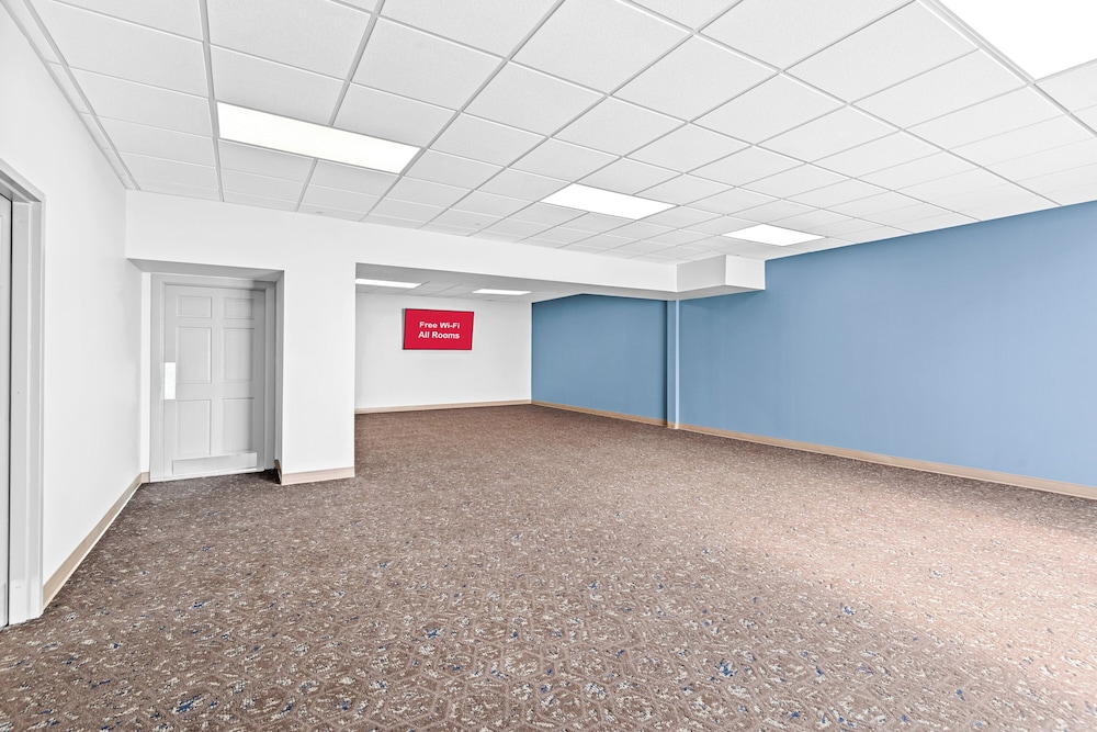 HomeTowne Studios by Red Roof & Conference Center Cortland - photo 34