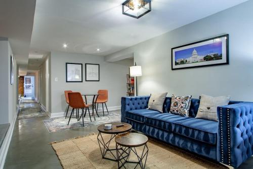 2 BR Petworth Pad Walk to METRO Subway — 4-Star Luxury Hotel in Washington, United States