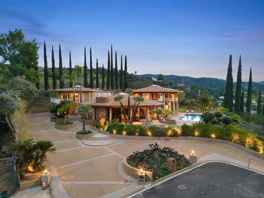 Via Vallarta An Architecturally Significant California Modern Home — 4-Star Luxury Hotel in Encino, United States
