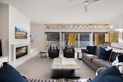 Kelvin Heights Retreat Lake Views BBQ Fireplace in Queenstown, New Zealand