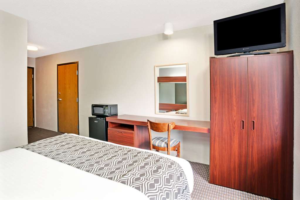 Microtel Inn & Suites by Wyndham Roseville Detroit Area - photo 7