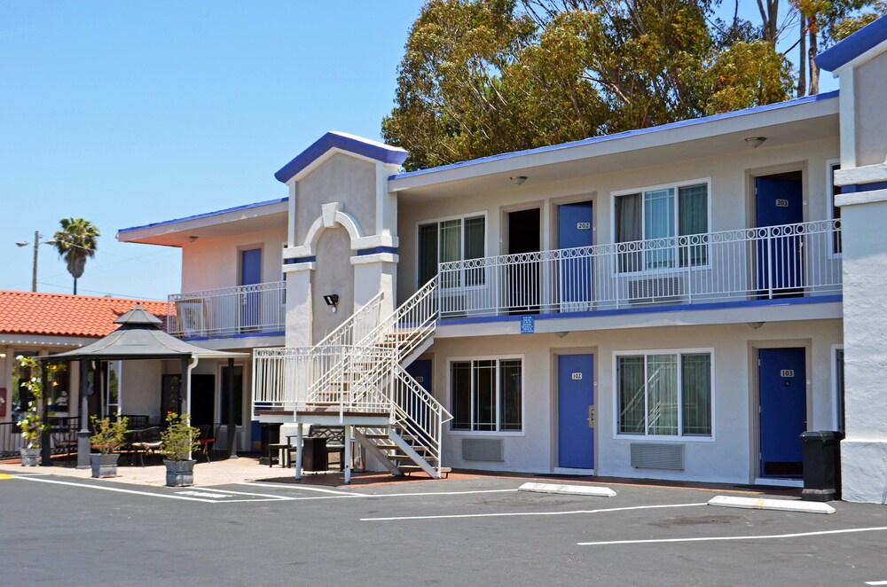 Motel 6 Vista - carbon neutral hotel in Vista