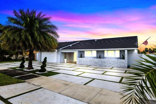 Gables Paradise Htd Pool 5 Bdrooms Mini Golf Playground Baby Items BBQ — hotel in Tamiami