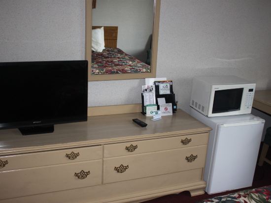 Super 6 Inn and Suites - photo 19