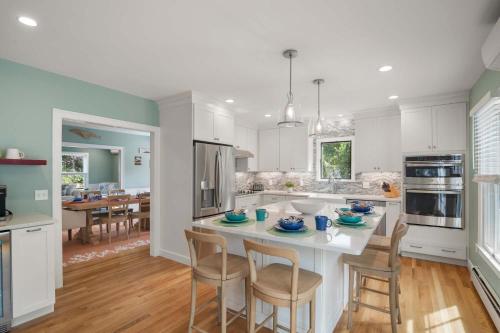 Minutes to Oceanside beaches Private Deck and Backyard — hotel in Dennis