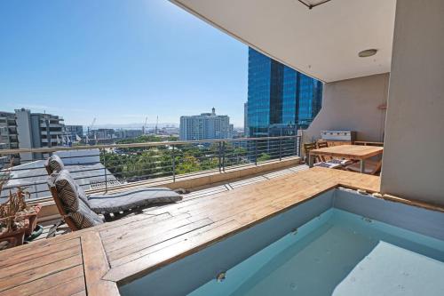 Hot Tub Gym Pool City and Harbour Views