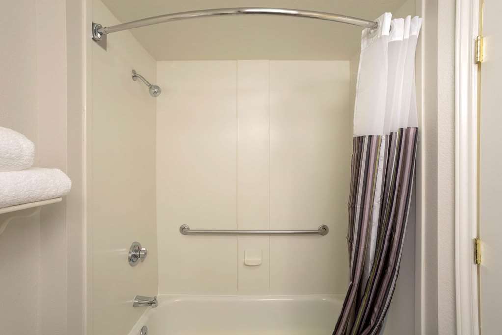 La Quinta Inn & Suites by Wyndham St. Louis Westport - photo 22
