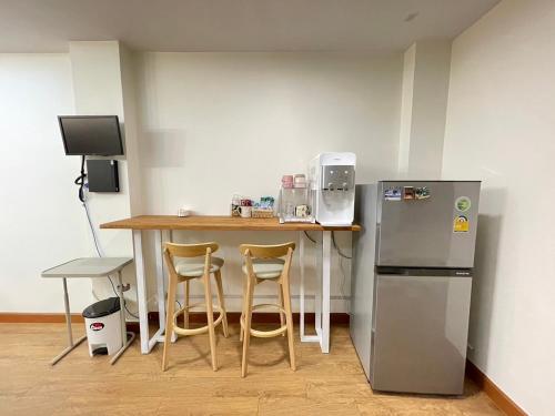 Modern 5 Bedroom Townhome near MRT and Local Charm