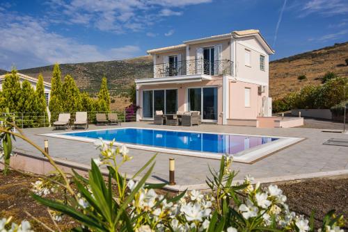 Kanfis Villa with Panoramic View — 4-Star Luxury Hotel in Galaxidhion, Greece