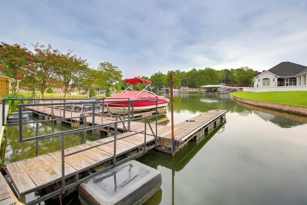 Hot Springs Retreat w Fireplace on Lake — 4-Star Luxury Hotel in Hot Springs, United States