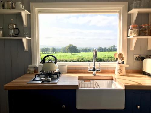 Sheelin Huts Blue Hot tub available From 1st April until 1st November