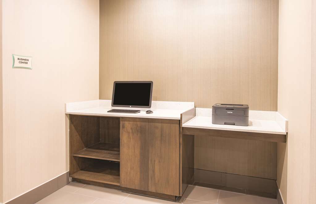 La Quinta Inn & Suites by Wyndham York - photo 36