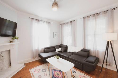 Newly Renovated 3BDR with Backyard Starland District in Savannah, United States