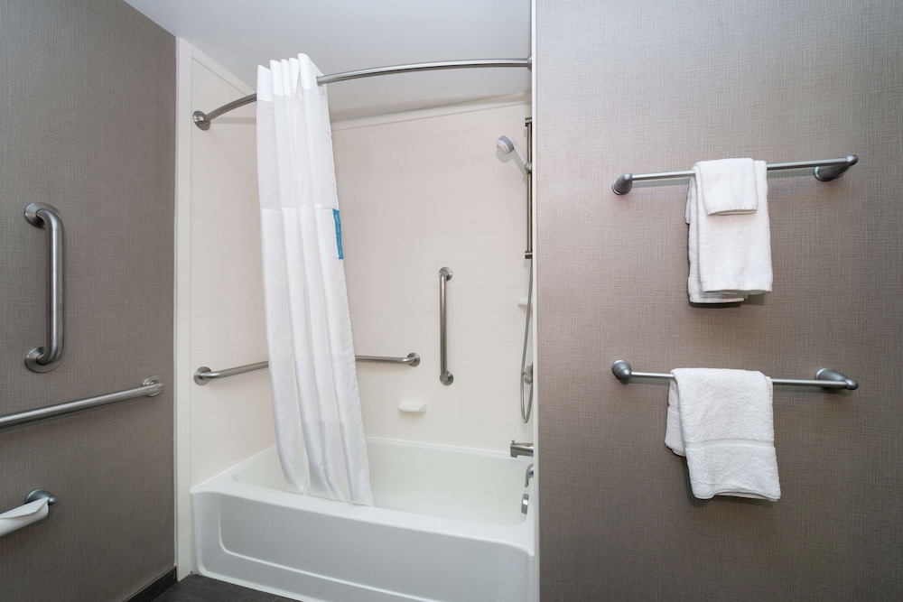 Hampton Inn & Suites Greensboro Coliseum Area - photo 45
