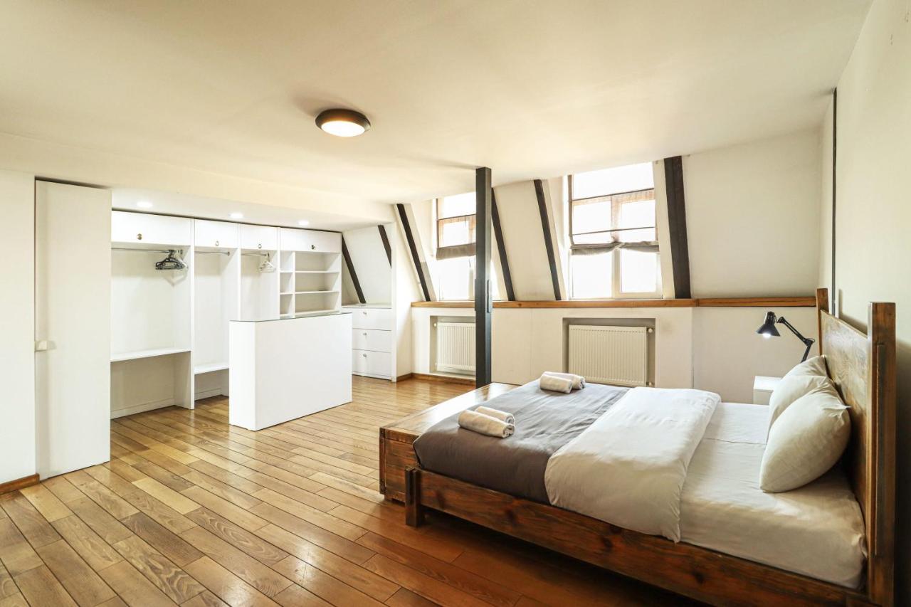 Vintage Mezzanine Apt in City Center By Wehost