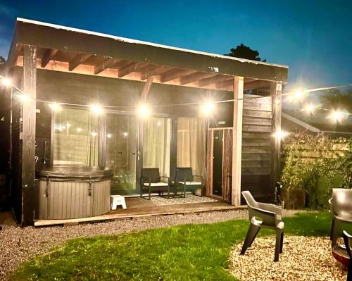 Family house with garden & jacuzzi & sauna near Amsterdam — 4-Star Luxury Hotel in Vijfhuizen, Netherlands