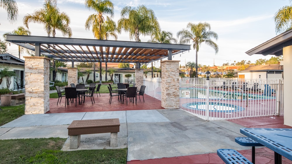 Fallbrook Country Inn - photo 20