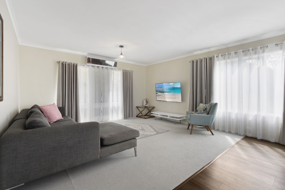 Eastern Views Beach House Spacious Family Escape — 4-Star Luxury Hotel in Lakes Entrance, Australia