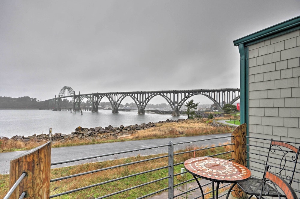 Waterfront Oregon Abode with Balcony and Ocean Views — 4-Star Luxury Hotel in Newport, United States