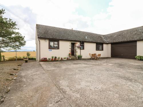 Courtyard Cottage 10446231 — Duns
