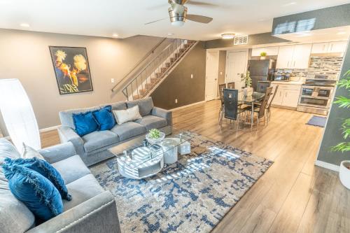 Spacious 2 Bedroom Townhouse with Pool & Private Patio in Central Las Vegas
