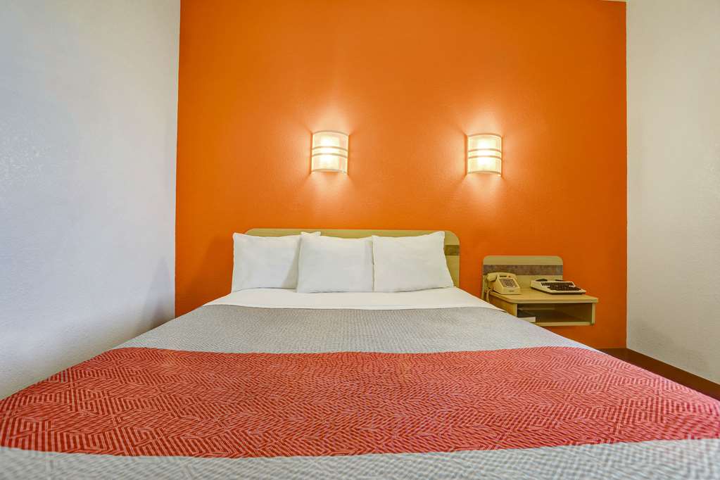 Howard Johnson by Wyndham Lemoore - photo 7