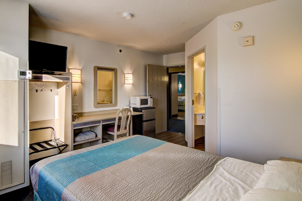 Econo Lodge Menomonie - photo 24