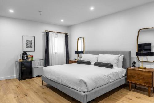 King Bed Historic Dtwn Hotel Fiber Internet Room 404 — Bangor