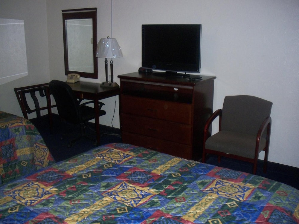 Deluxe Inn Of Roswell - photo 9
