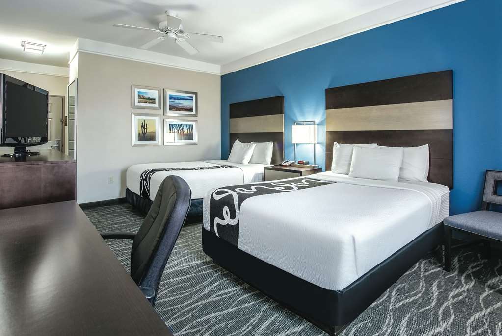 La Quinta Inn & Suites by Wyndham Phoenix I 10 West - photo 14