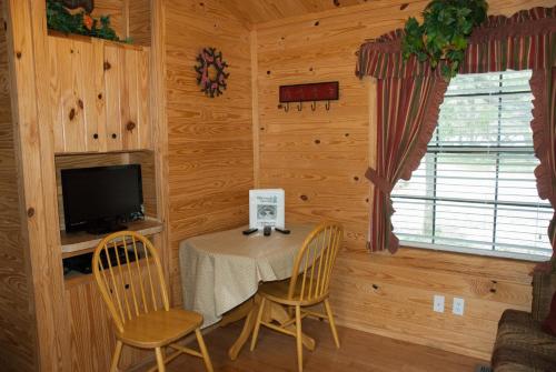 Medina Lake Camping Resort Cabin 7 - photo 5