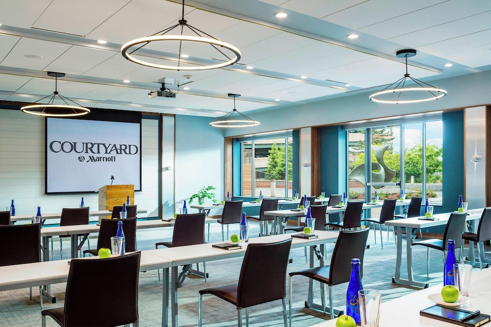Courtyard Marriott Burlington Harbor - photo 30