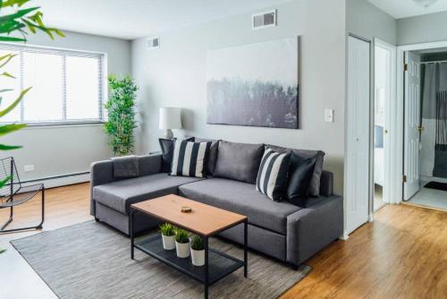 1BR Stylish Apartment Perfect for Getaway Oakdale 201 — 4-Star Luxury Hotel in Chicago, United States