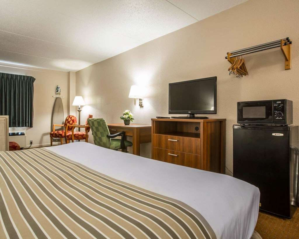 Econo Lodge Inn & Suites Columbus near Fort Benning - photo 21