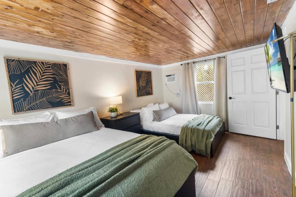 Tropical Oasis Located Near Lake With Pool And Hot Tub — West Palm Beach