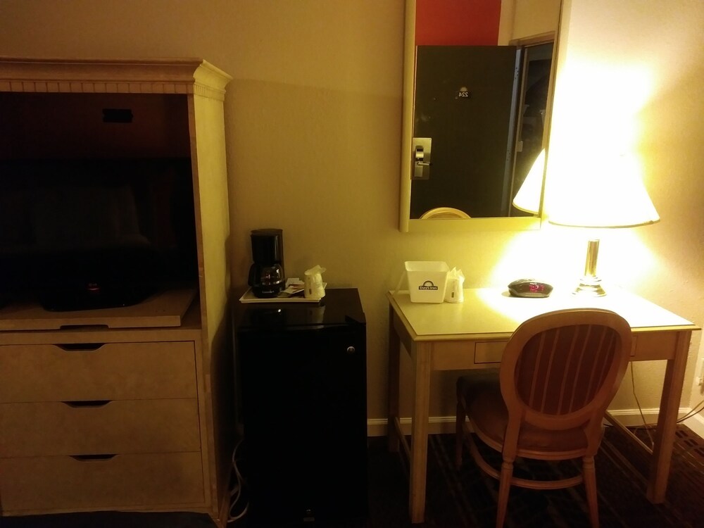 Days Inn by Wyndham Hot Springs - photo 5