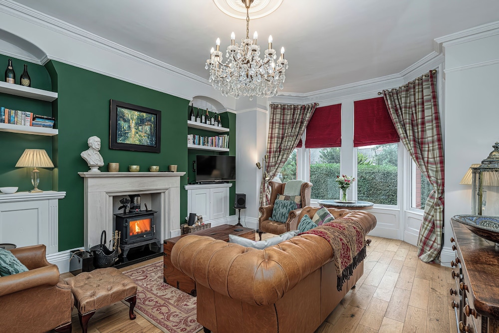 No22 Llandudno Stylish & Cosy Period Apartment with Hot Tub & Private Parking — 4-Star Luxury Hotel in Llandudno, United Kingdom