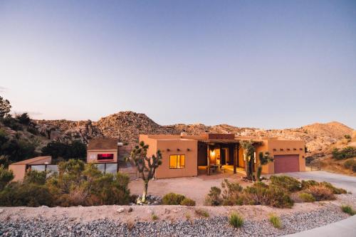 Yucca Valley Gem: Relaxing Adobe Retreat & Pool — 4-Star Luxury Hotel in Yucca Valley, United States