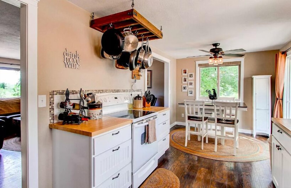 Hidden Valley Retreat. Foothill views. Large Yard in Loveland, United States