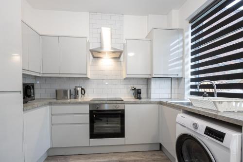 2 Ensuite Bed Home Near Shops 21156439 — Denton