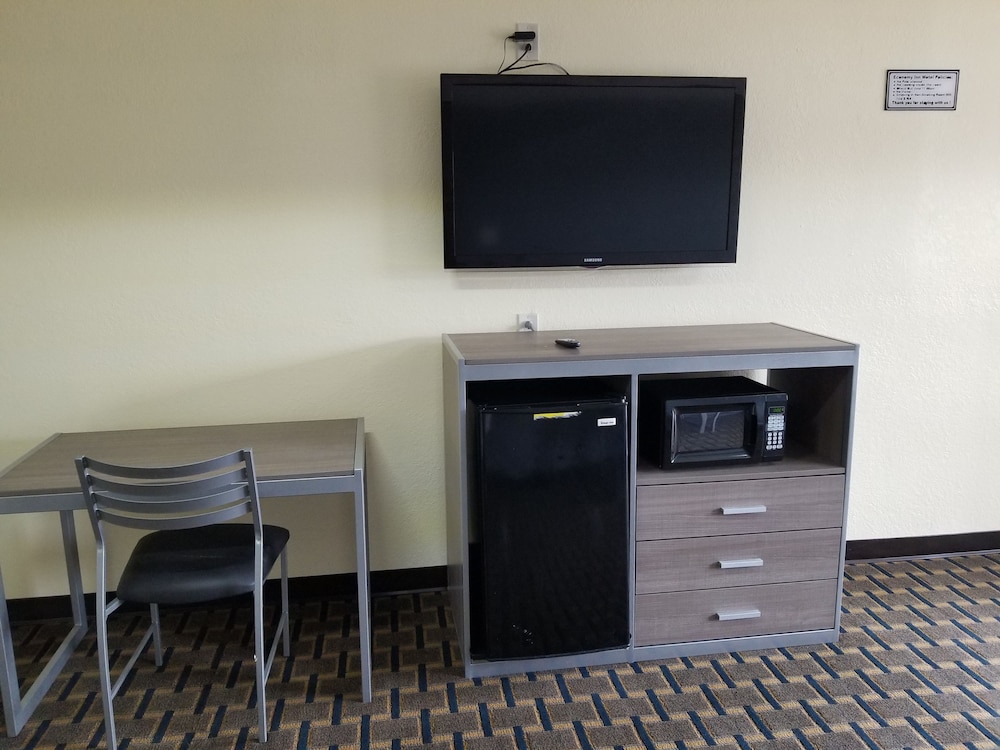 AmeriStay Inn &Suites - photo 16