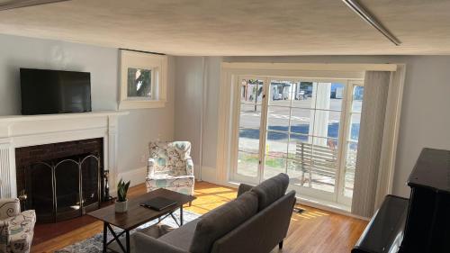 Colonial Inn & Creamery - photo 3