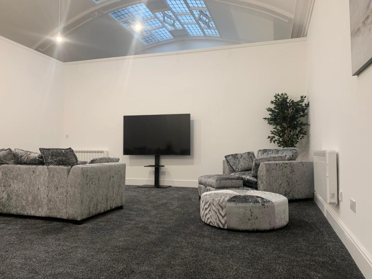 #20 Huge 2BR City Centre Apartment with Glass Ceiling Sleeps 6 Near Hull New Theatre — 4-Star Luxury Hotel in Kingston Upon Hull, United Kingdom