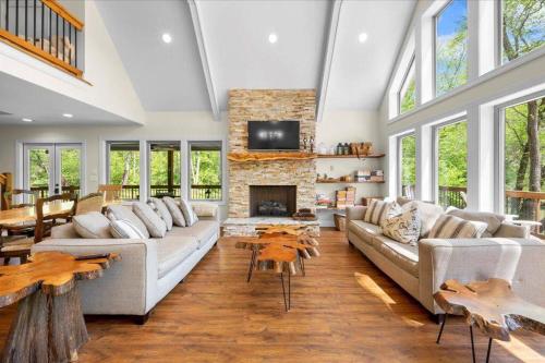 River Edge Chalet — 4-Star Luxury Hotel in Dahlonega, United States