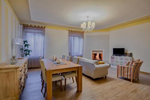 Orvieto Cosy Apartment Fireplace — 4-Star Luxury Hotel in Orvieto, Italy