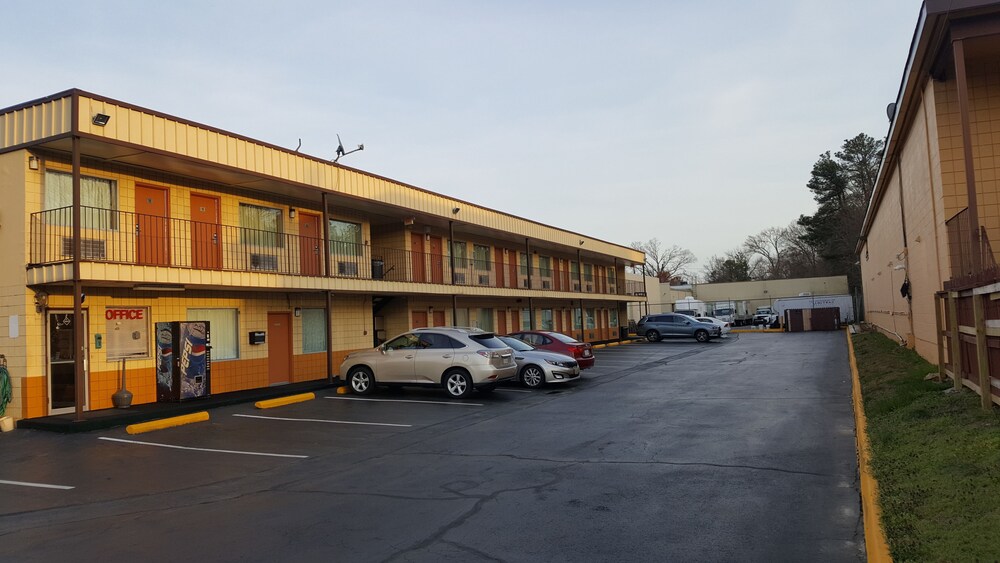 Camelot Inn - photo 18