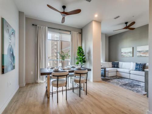 Modern Luxe Apt West Village — 4-Star Luxury Hotel in Dallas, United States