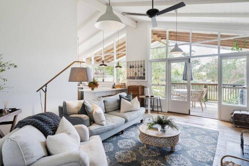 Cottage Enchantment A Blooming Garden Getaway — 4-Star Luxury Hotel in Crib Point, Australia
